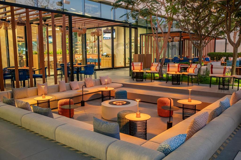 Aloft Me'aisam Dubai pool and business facilities