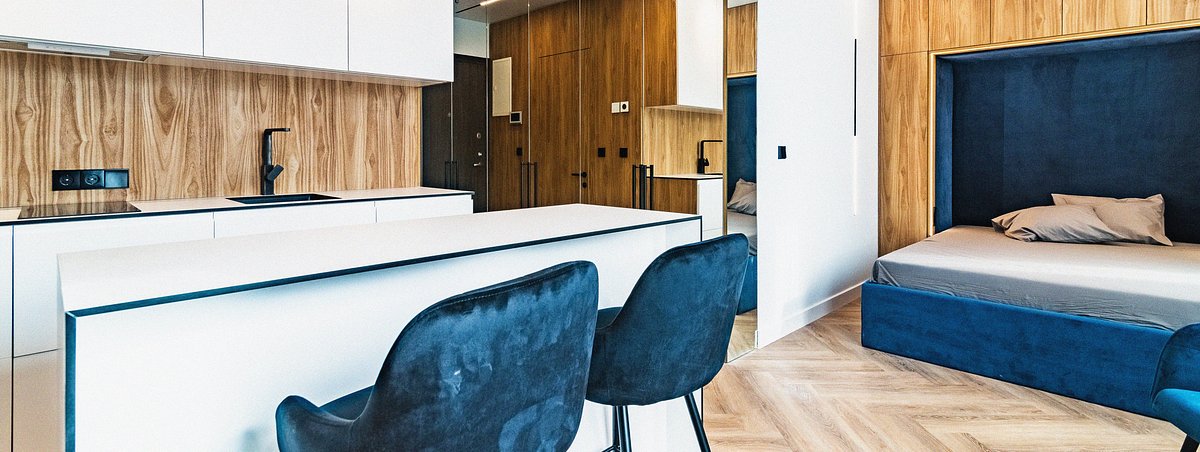 Family suite with kitchenette and dining area in Dubai hotel