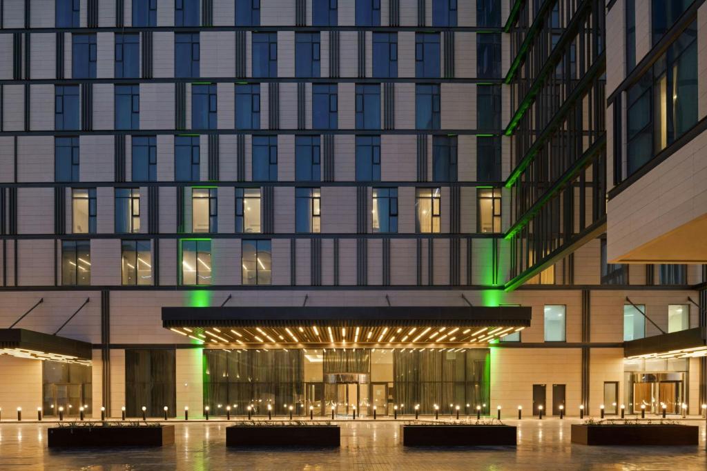 Holiday Inn Dubai Al Maktoum Airport spa DWC hotel