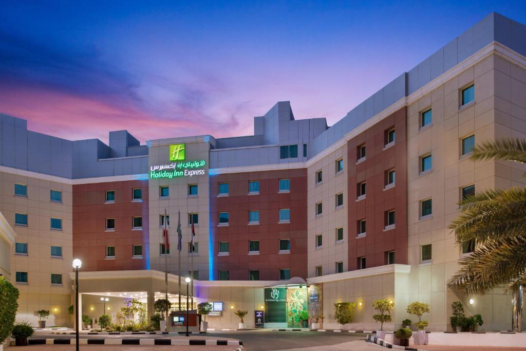 Holiday Inn Express Dubai Airport budget stopover hotel with free shuttle and breakfast for short layovers
