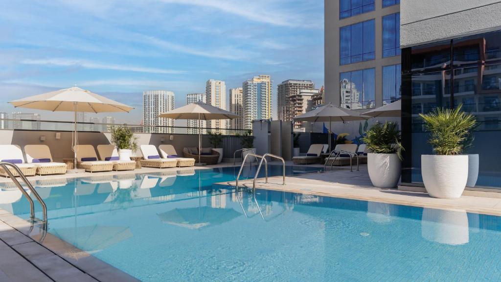 Holiday Inn JVC pool and family facilities