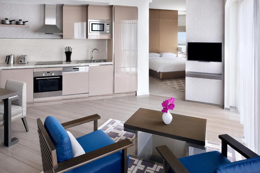 Hyatt Regency Dubai Creek Heights connecting family rooms for big families with World of Hyatt