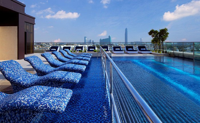 Le Royal Meridien Dubai 5 interconnected pools beachfront complex with private beach and lazy river