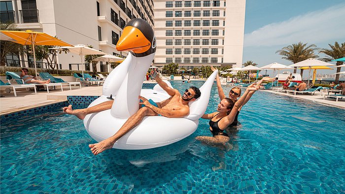 Rove La Mer Beach hotel family area with direct beach access and La Mer Jumeirah restaurants