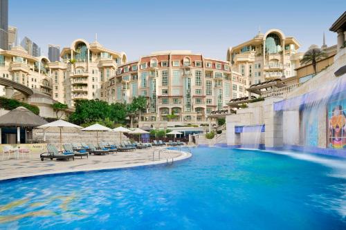 Swissotel Al Murooj Dubai DIFC best family hotel garden setting Accor ALL 2 pools